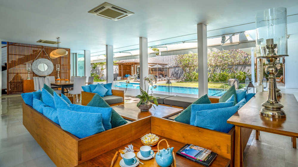 Villa Cendrawasih - living room with pool view